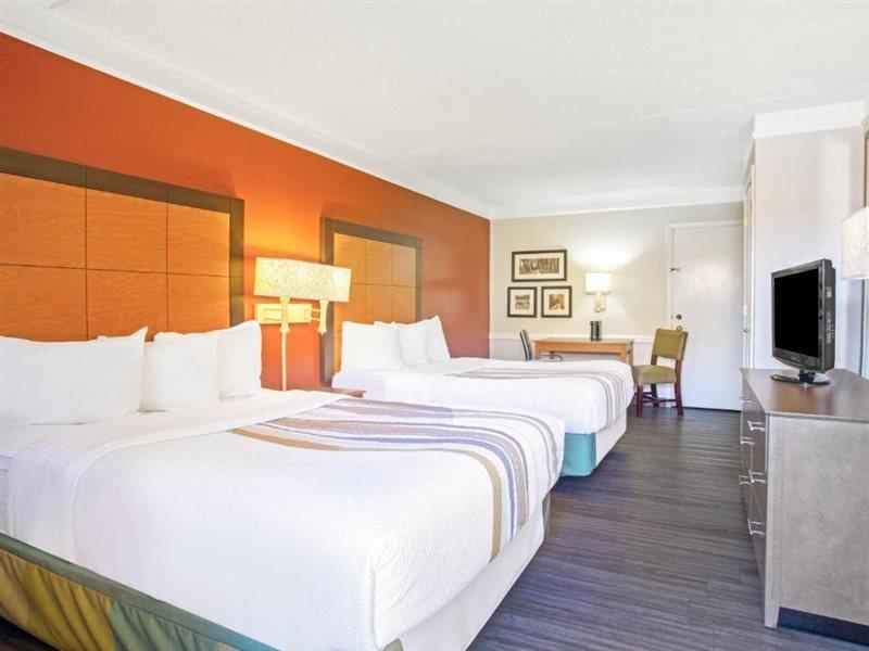 La Quinta Inn By Wyndham Victoria Extérieur photo