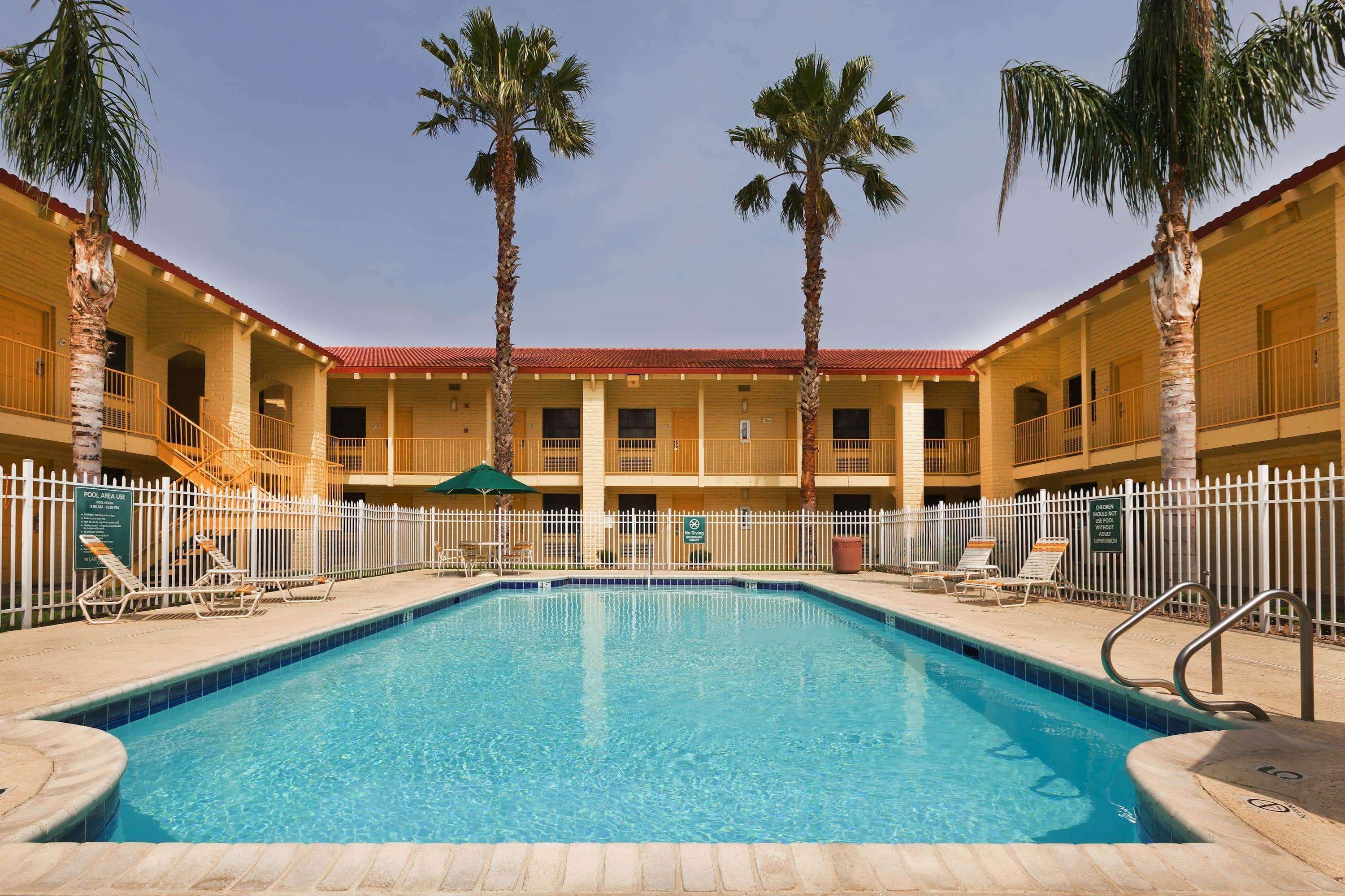 La Quinta Inn By Wyndham Victoria Extérieur photo