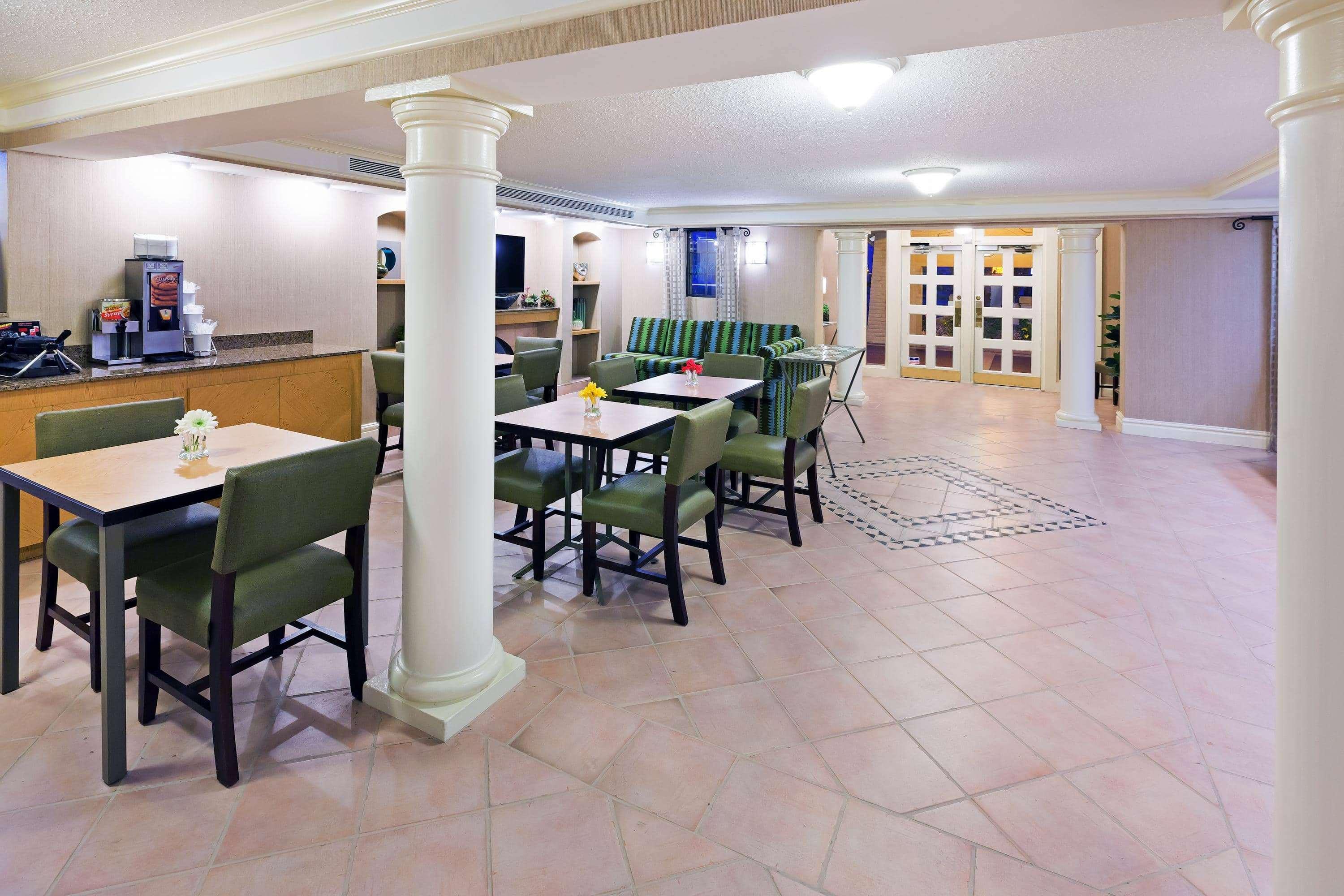 La Quinta Inn By Wyndham Victoria Extérieur photo
