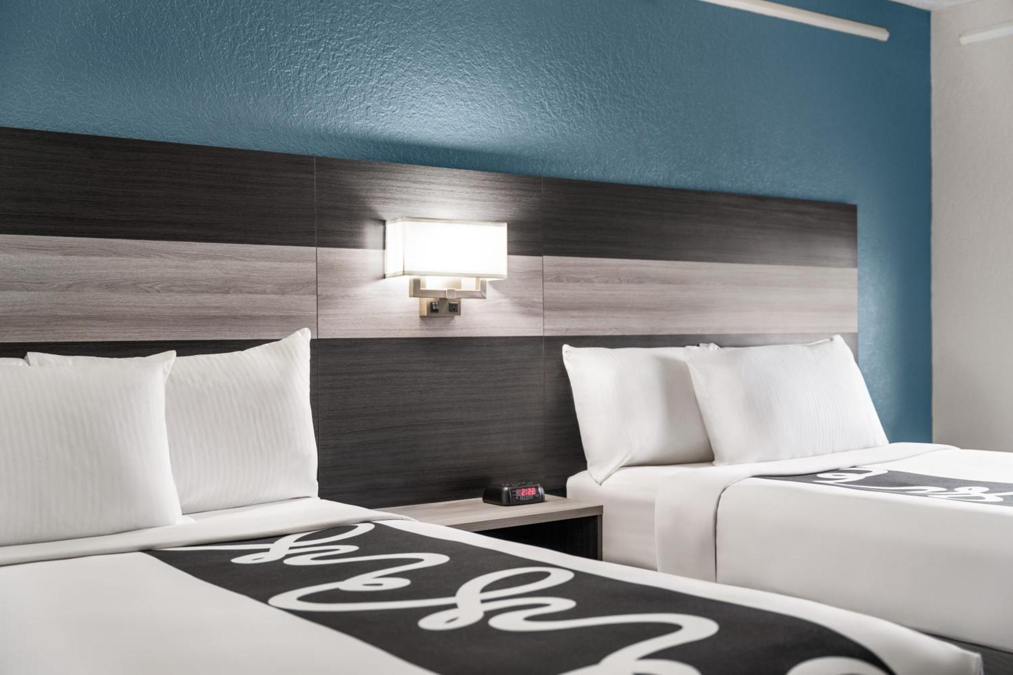 La Quinta Inn By Wyndham Victoria Extérieur photo