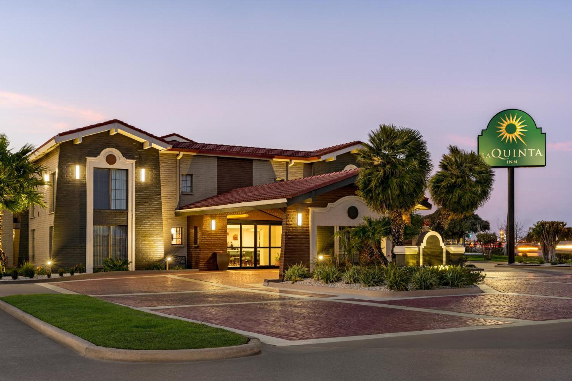La Quinta Inn By Wyndham Victoria Extérieur photo