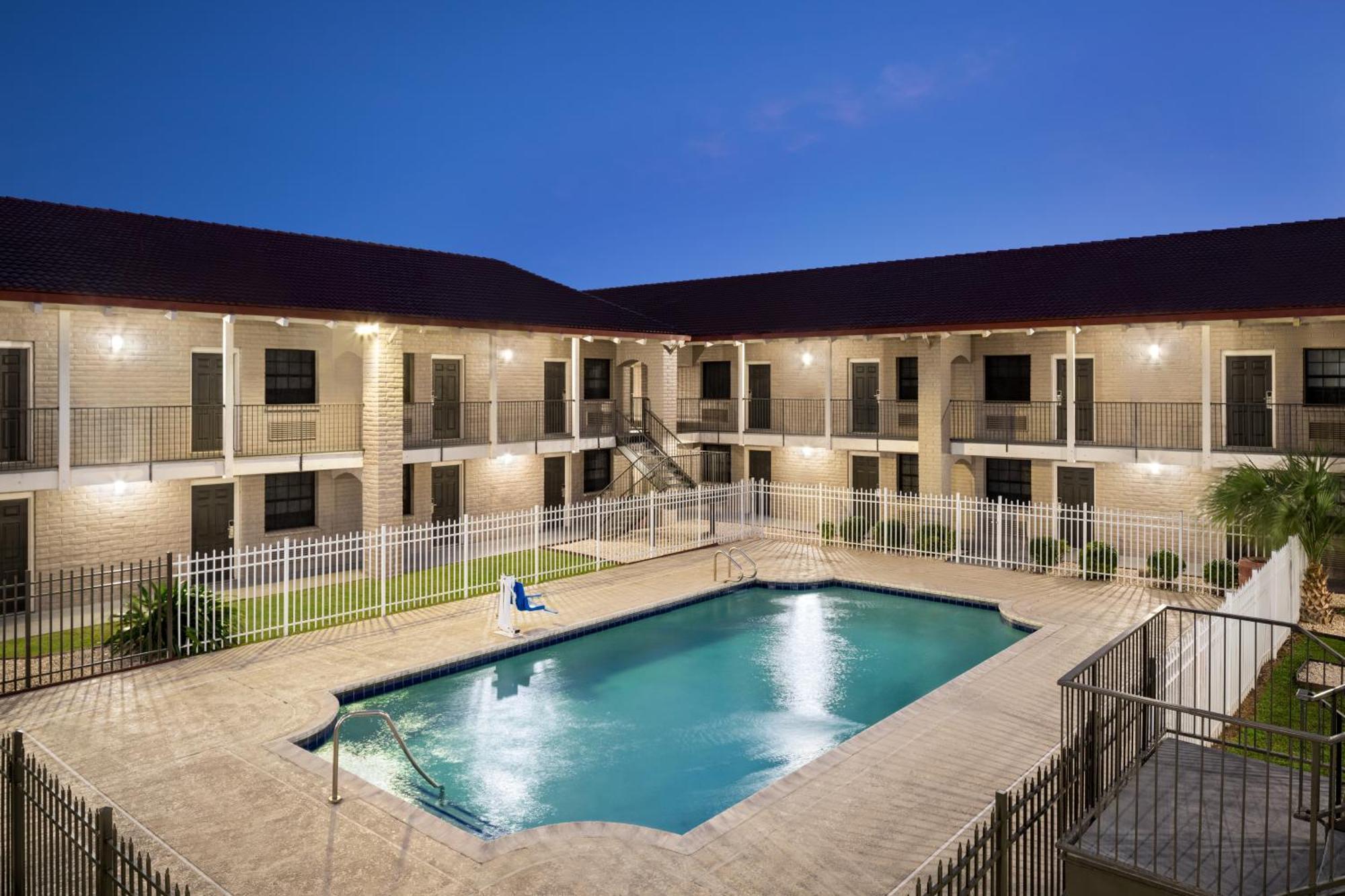 La Quinta Inn By Wyndham Victoria Extérieur photo